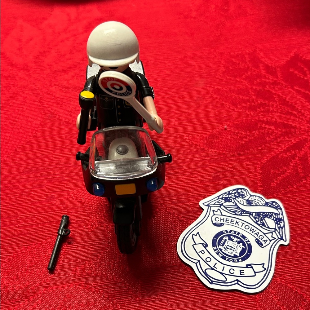 Motorcycle Cop & Magnet🏍️ 👮‍♂️ - Picture 2 of 7